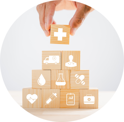 Eine Person hält Holzblöcke mit medizinischen Symbolen in der Hand.